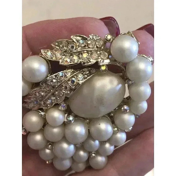 Vintage Baroque Pearl Gold Tone AB Aurora Borealis Rhinestone Brooch READ - Picture 9 of 11